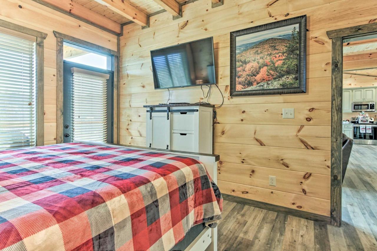 Smoky Mountain Hideaway With Hot Tub, Deck And Views! *