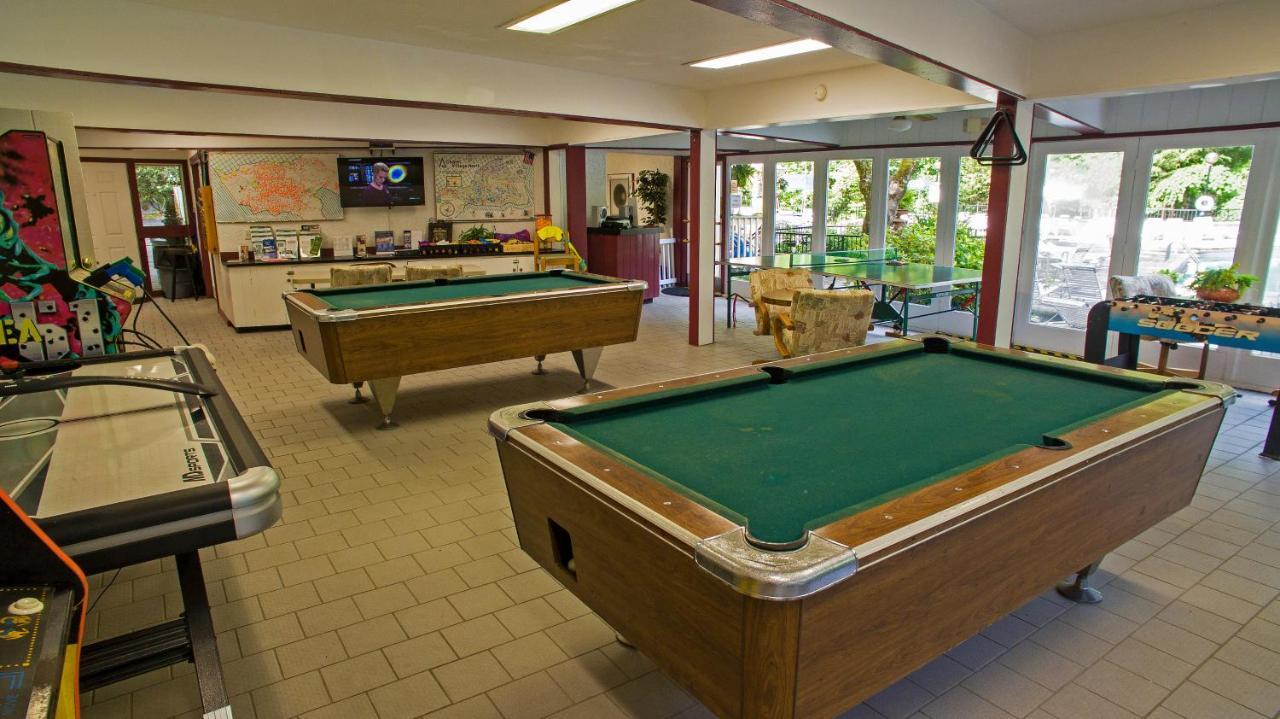 Holiday home Moonshine Chalet, Hot Tub, Pool Access, Wifi, 1089 Free Tickets Each Paid Day, Dollywood And *
