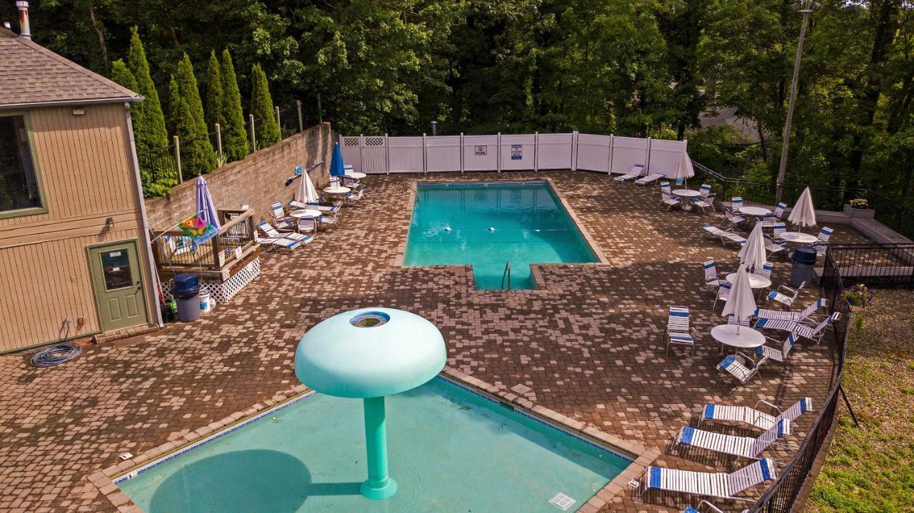 Moonshine Chalet, Hot Tub, Pool Access, Wifi, 1089 Free Tickets Each Paid Day, Dollywood And * Gatlinburg