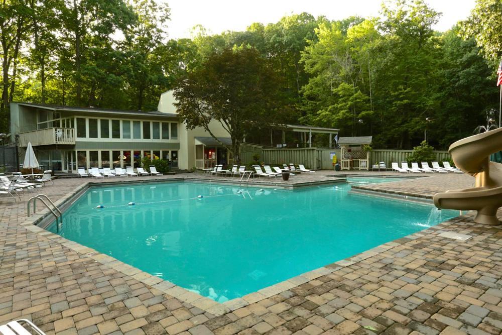 Moonshine Chalet, Hot Tub, Pool Access, Wifi, 1089 Free Tickets Each Paid Day, Dollywood And Holiday home