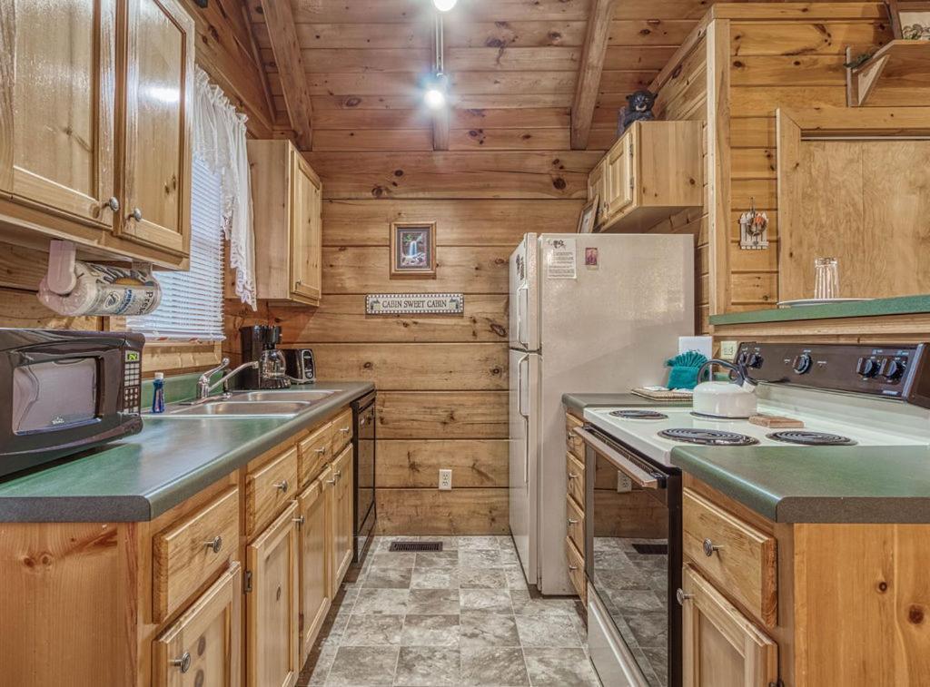 Mountain Eden, Hot Tub, Pool, Wifi, 1089 Free Tickets Each Paid Day, Dollywood And Gatlinburg
