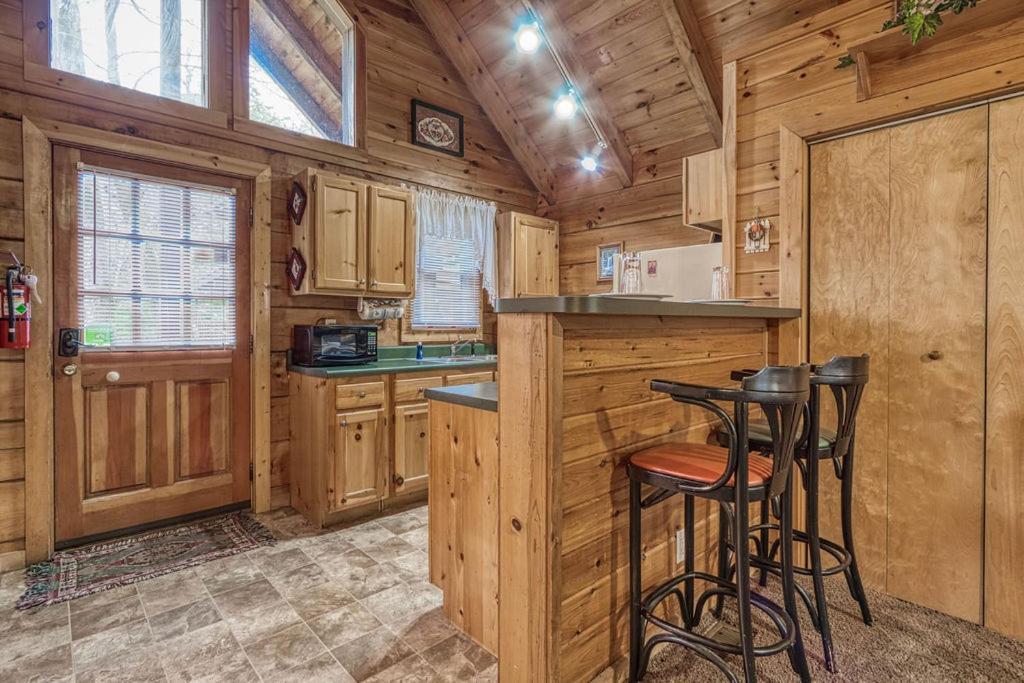 Mountain Eden, Hot Tub, Pool, Wifi, 1089 Free Tickets Each Paid Day, Dollywood And *