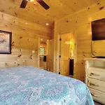 Luxury 5Bed/6Ba Cabin: Theater, Pool Room, Hottub!
