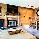 Mountain Villa Magnificent Views - 2 Pools, Fireplace & Hot Tub
