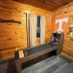 Smokey Mountain Retreat, Hot Tub, Game Room, Sleeps 8!