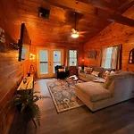 Smokey Mountain Retreat, Hot Tub, Game Room, Sleeps 8!
