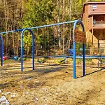 Smokiesboutiquecabins Would Love To Host You! 4 Miles To Gatlinburg Strip! Resort Pool Open May 1 Through Oct 1! Views, Shuffleboard, Hot Tub, Arcade!