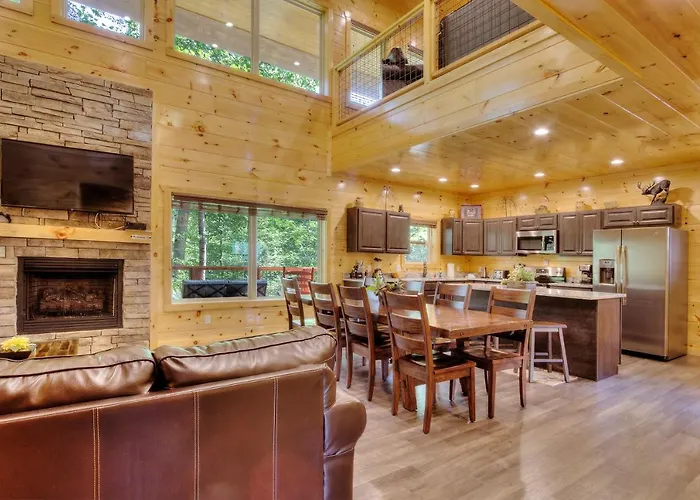 Luxury 5Bed/6Ba Cabin: Theater, Pool Room, Hottub!