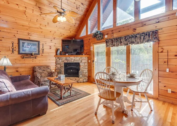 Hugs N Kisses Pool Table Hot Tub Pool Table Community Pool Close To Downtown Gatlinburg