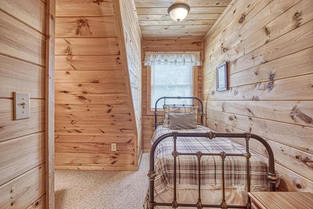 Smoky Mountain Gem * Gatlinburg