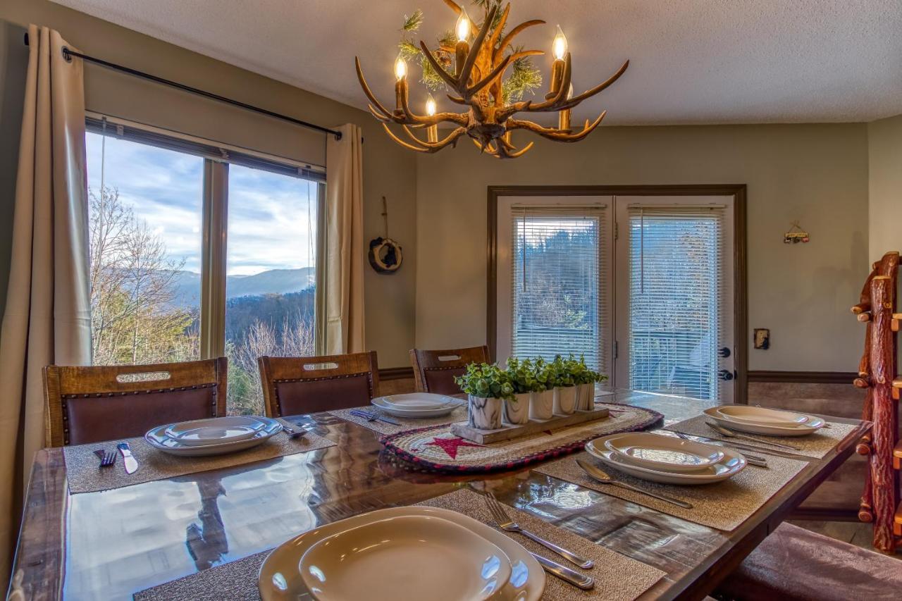 Holiday home Tree Tops Retreat: Luxury Mountain With Hot Tub And Bear Sightings Gatlinburg