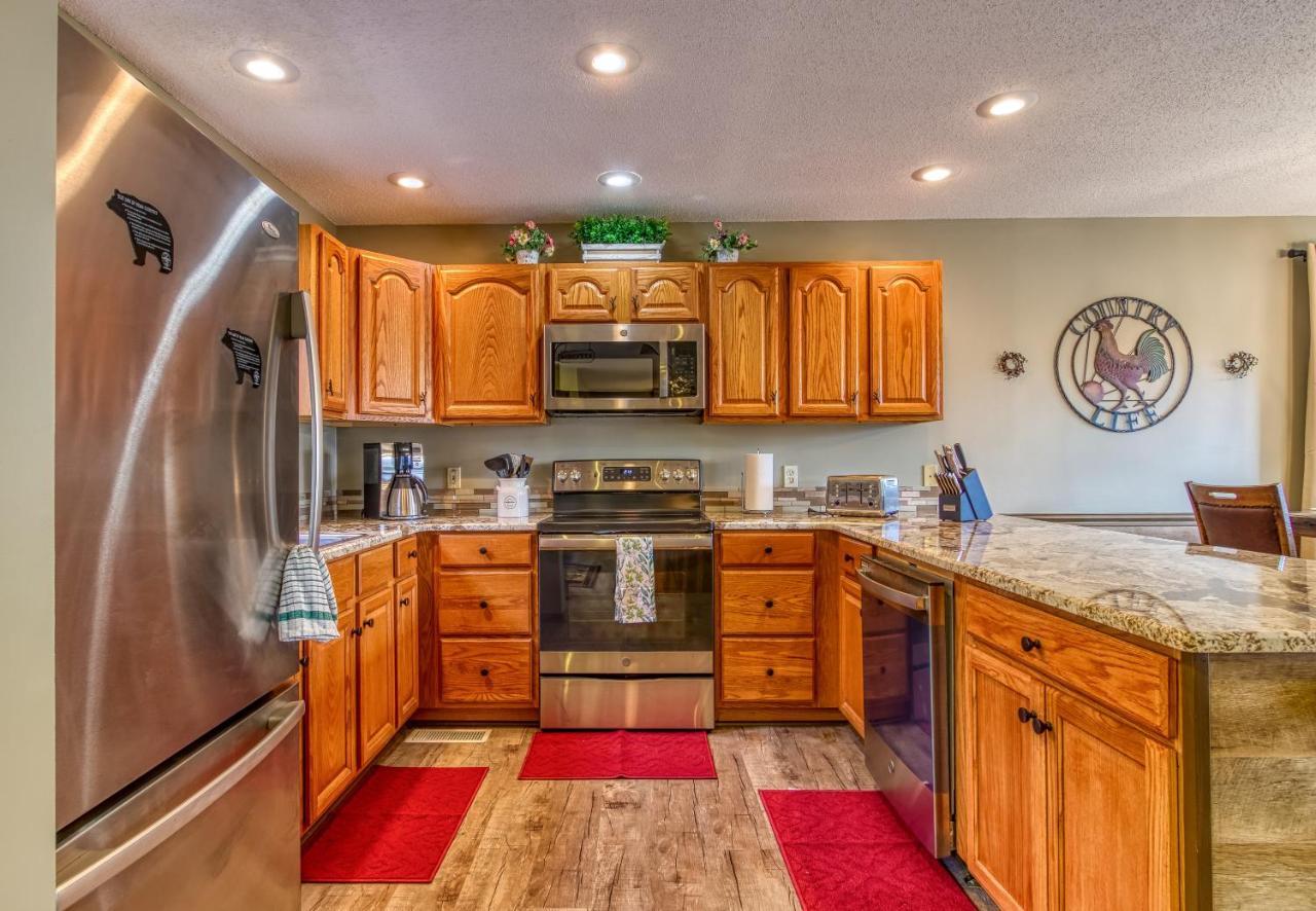 Holiday home Tree Tops Retreat: Luxury Mountain With Hot Tub And Bear Sightings *