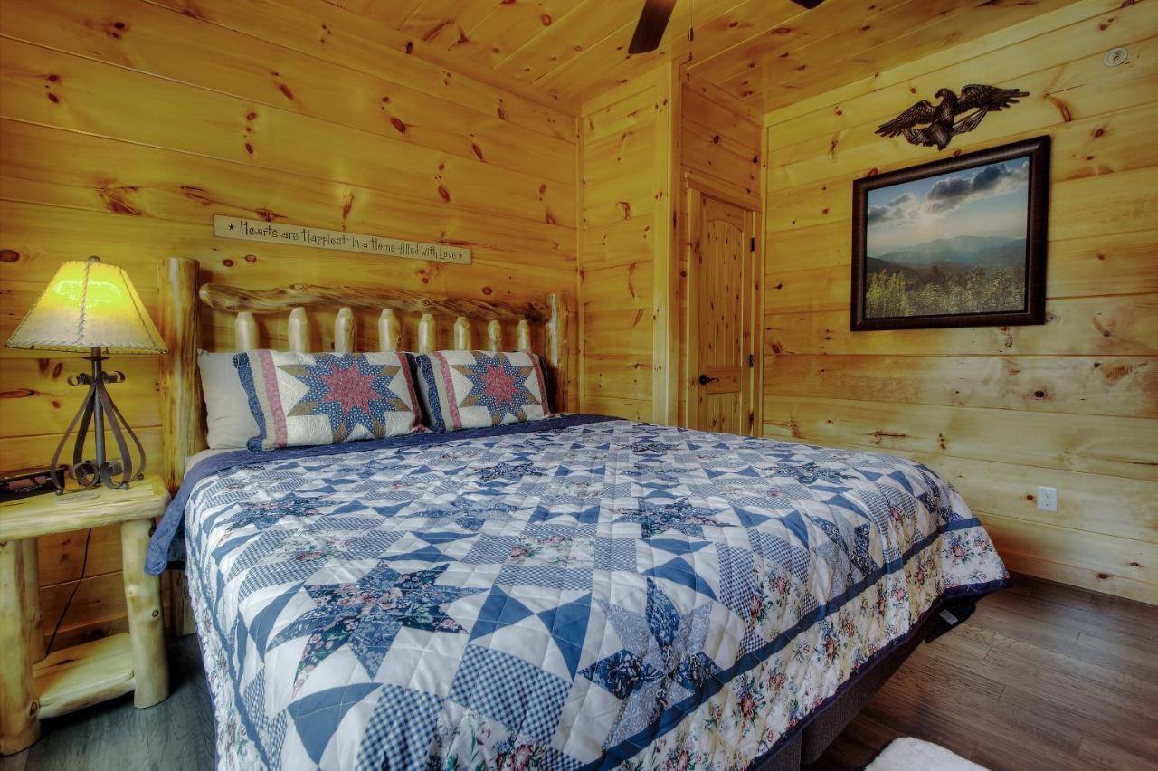 Luxury 5bed/6ba Cabin: Theater, Pool Room, Hottub! Apartment *