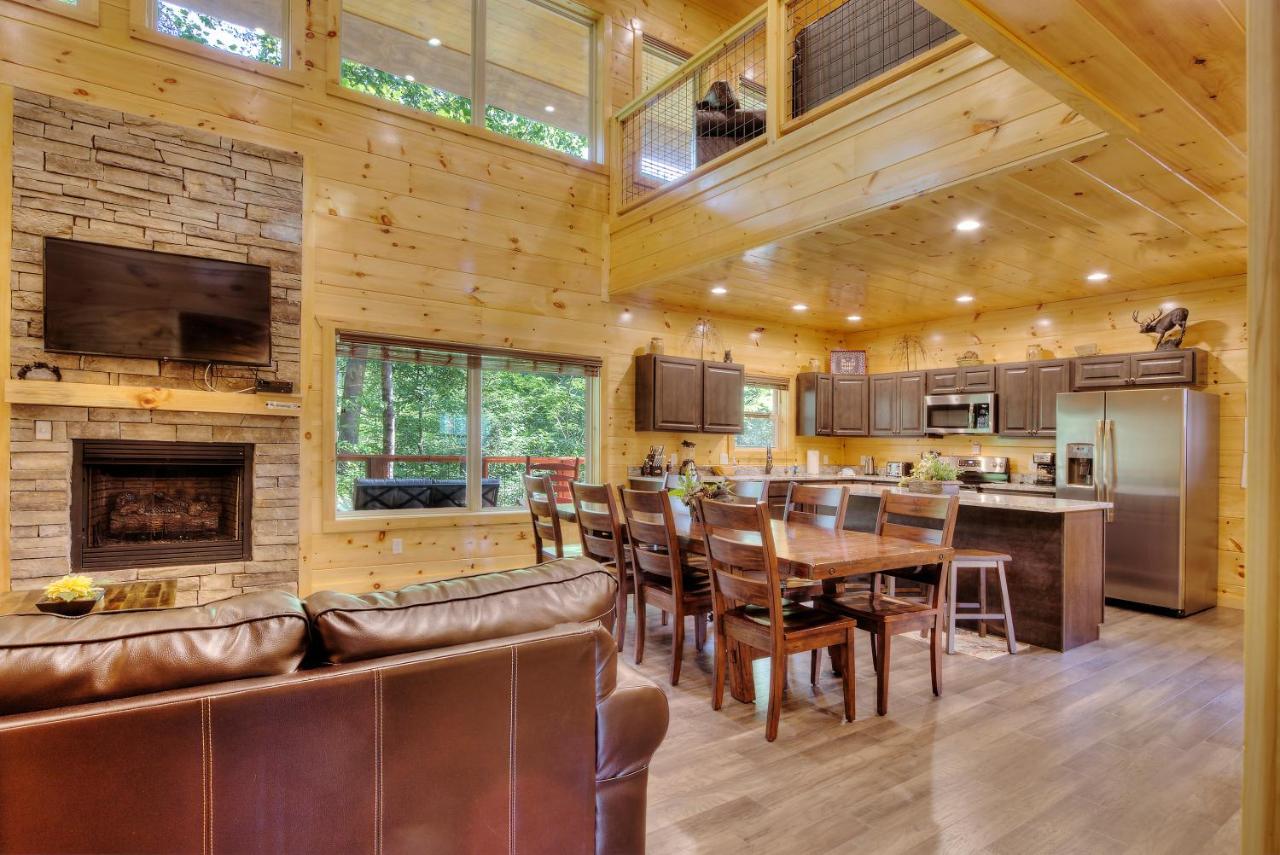 Luxury 5bed/6ba Cabin: Theater, Pool Room, Hottub! Apartment