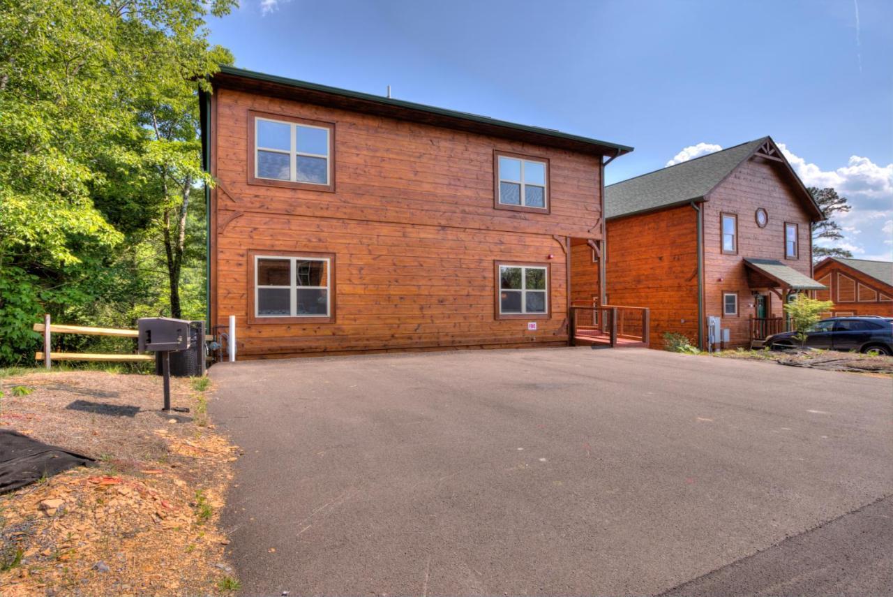 Apartment Luxury 5bed/6ba Cabin: Theater, Pool Room, Hottub! Gatlinburg