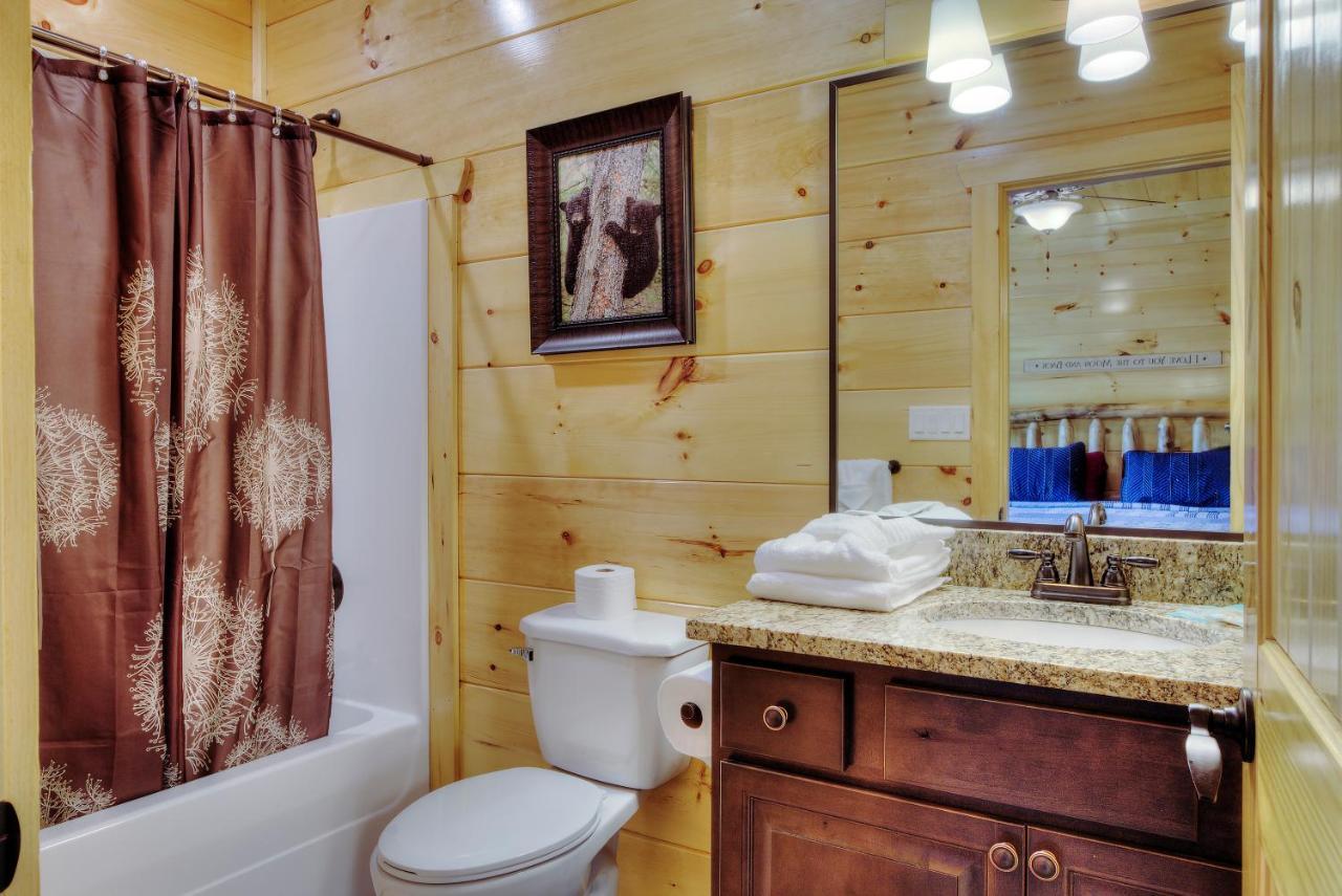 Apartment Luxury 5bed/6ba Cabin: Theater, Pool Room, Hottub! Gatlinburg