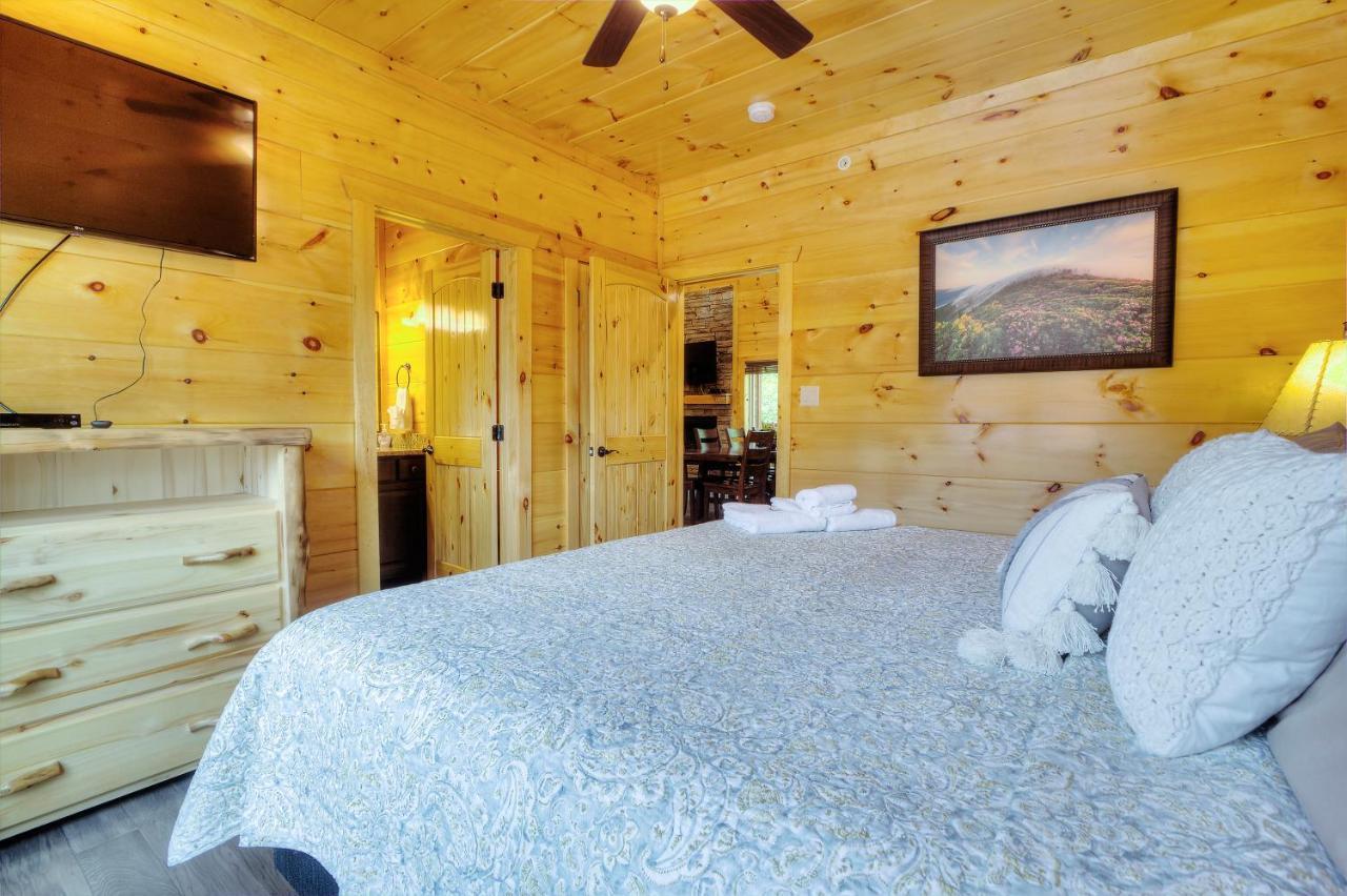 Apartment Luxury 5bed/6ba Cabin: Theater, Pool Room, Hottub!