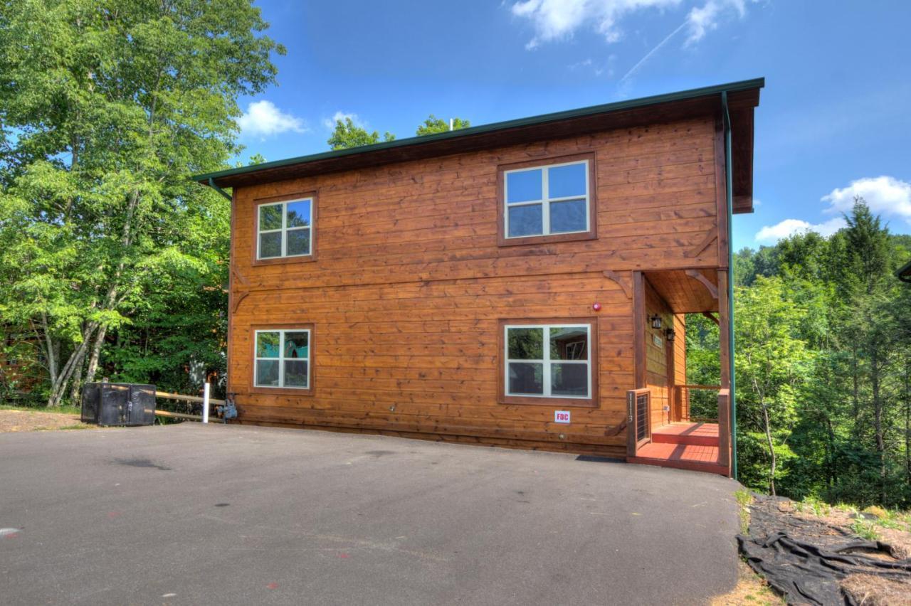 Apartment Luxury 5bed/6ba Cabin: Theater, Pool Room, Hottub!