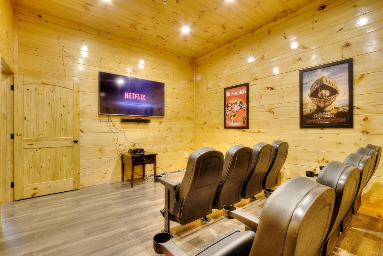 Luxury 5bed/6ba Cabin: Theater, Pool Room, Hottub! Apartment