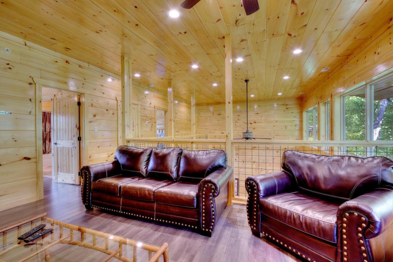 Luxury 5bed/6ba Cabin: Theater, Pool Room, Hottub!