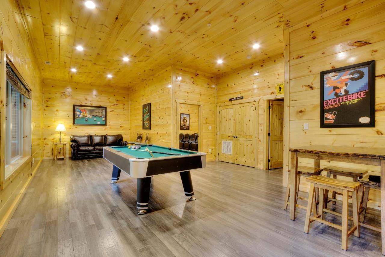 Luxury 5bed/6ba Cabin: Theater, Pool Room, Hottub! *