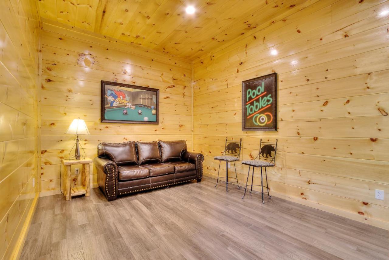 Luxury 5bed/6ba Cabin: Theater, Pool Room, Hottub! * Gatlinburg