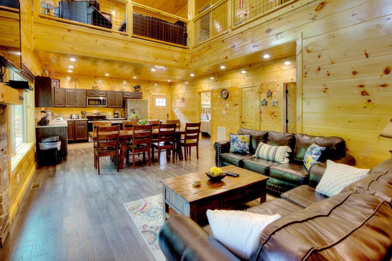 Luxury 5bed/6ba Cabin: Theater, Pool Room, Hottub! *