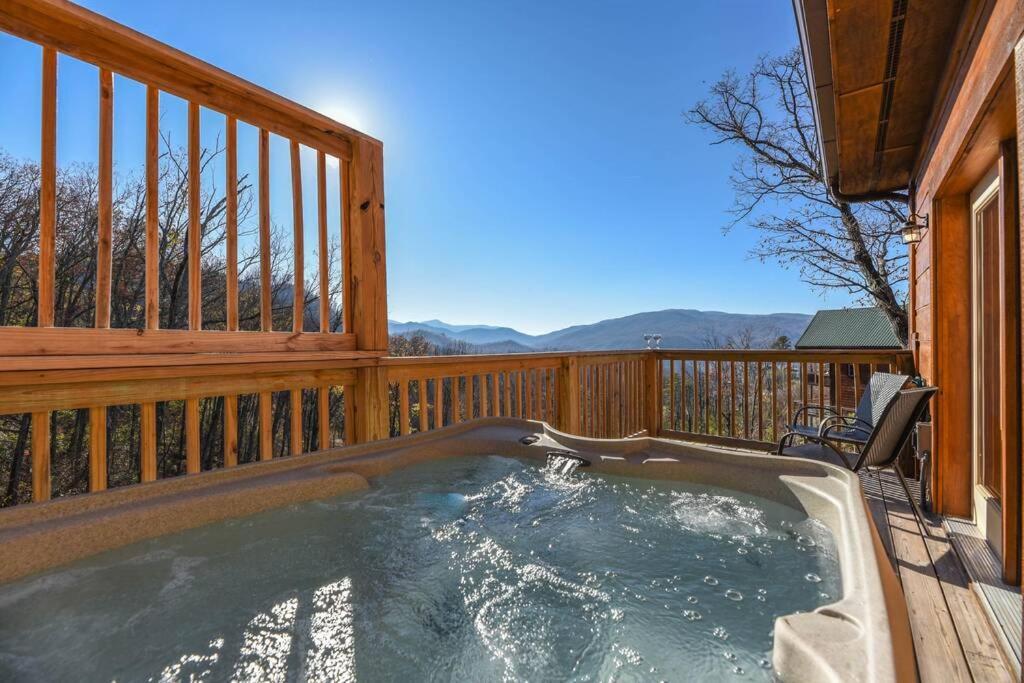 Walnut Ridge Cabin. Sleeps 7-11! Hot Tub, Pool Table, Minutes To Downtown Gatlinburg! Holiday home Gatlinburg