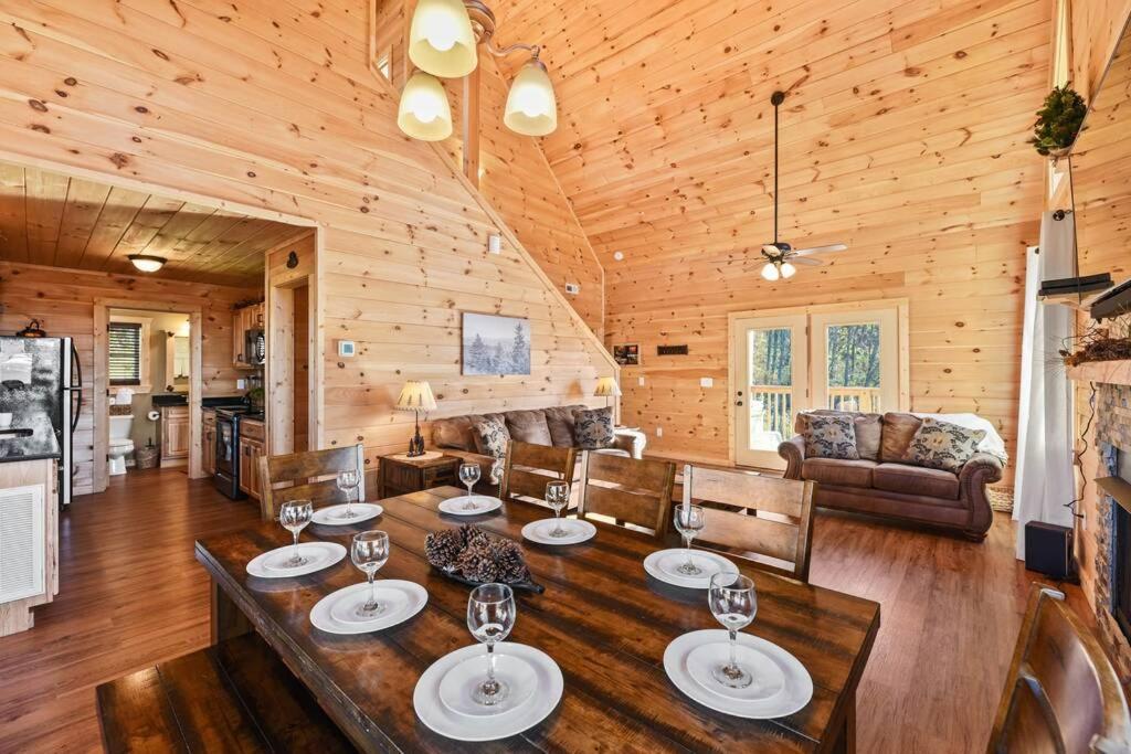 Holiday home Walnut Ridge Cabin. Sleeps 7-11! Hot Tub, Pool Table, Minutes To Downtown Gatlinburg!
