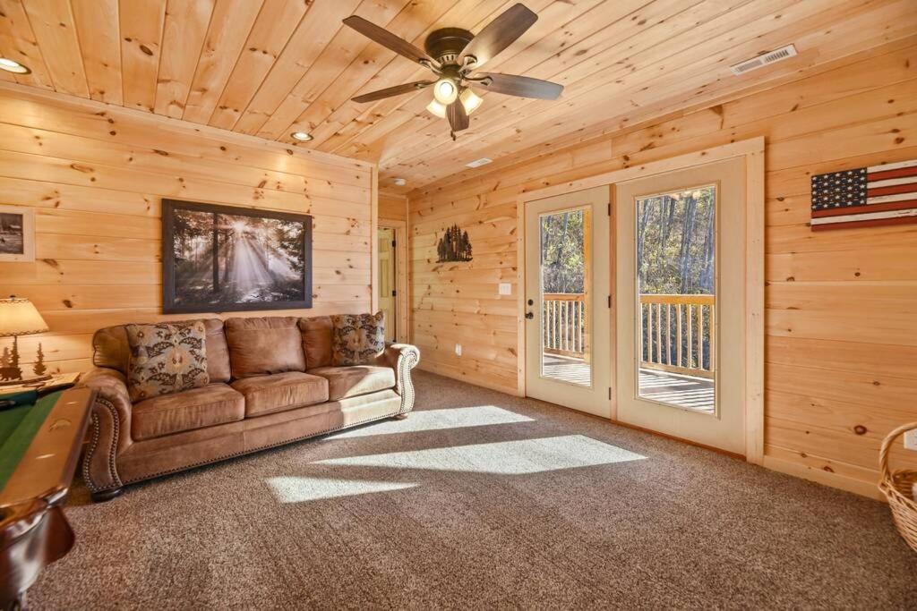 Walnut Ridge Cabin. Sleeps 7-11! Hot Tub, Pool Table, Minutes To Downtown Gatlinburg! Holiday home Gatlinburg