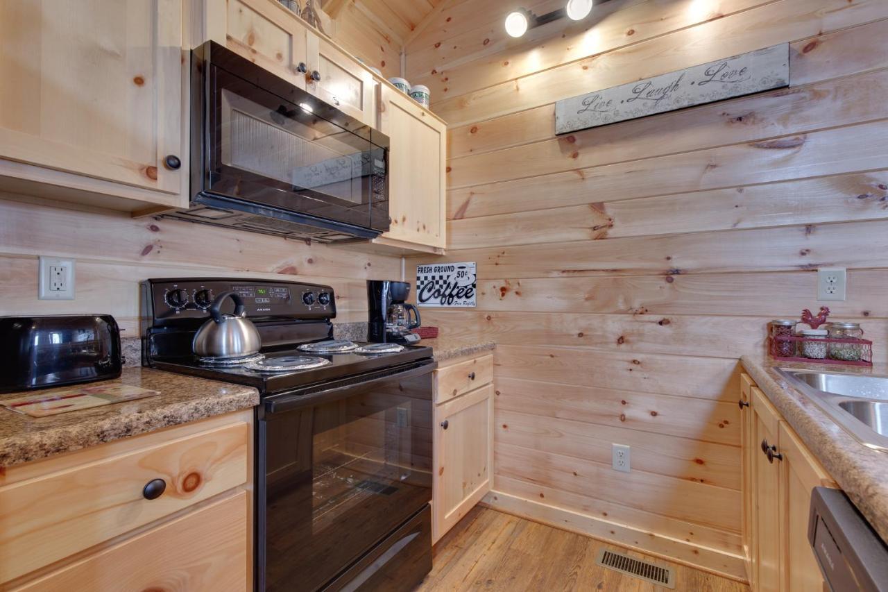 Always, 1 Bedroom, Hot Tub, Jetted Tub, Fireplace, Wifi, Sleeps 2 Holiday home *