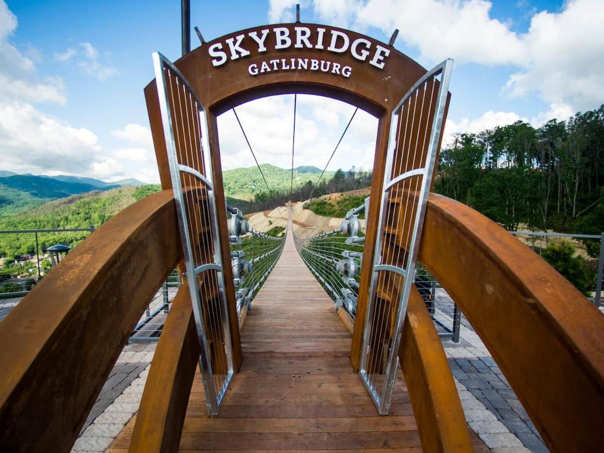Mountain Magnificent Views - 2 Pools, Fireplace & Hot Tub * Gatlinburg
