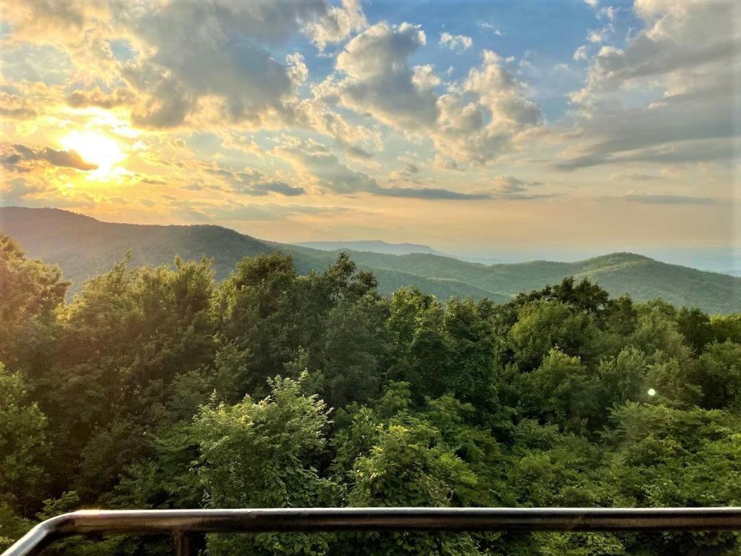 Apartment Mountain Magnificent Views - 2 Pools, Fireplace & Hot Tub Gatlinburg