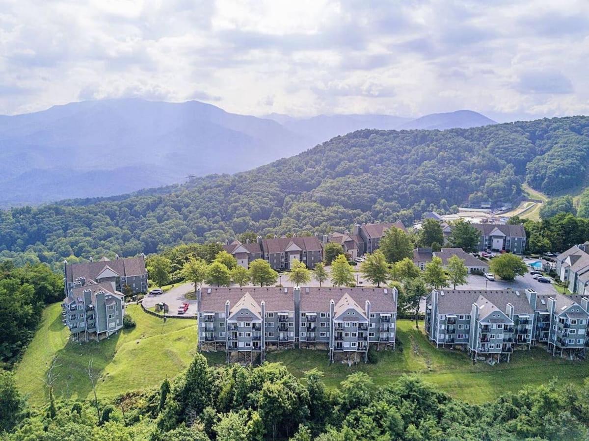 Mountain Magnificent Views - 2 Pools, Fireplace & Hot Tub *