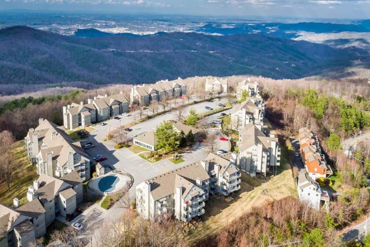 Mountain Magnificent Views - 2 Pools, Fireplace & Hot Tub * Gatlinburg
