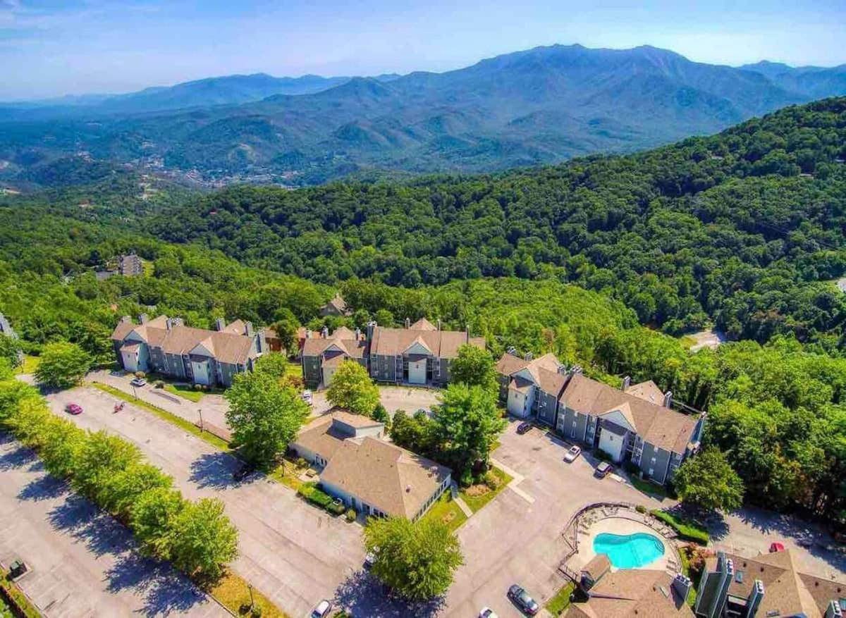 Mountain Magnificent Views - 2 Pools, Fireplace & Hot Tub Apartment *