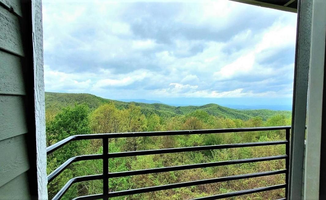 Mountain Magnificent Views - 2 Pools, Fireplace & Hot Tub Apartment *