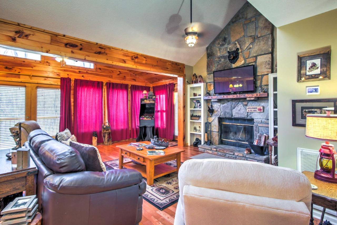 Holiday home Tree Top Dream Cabin With Hot Tub In Gatlinburg!