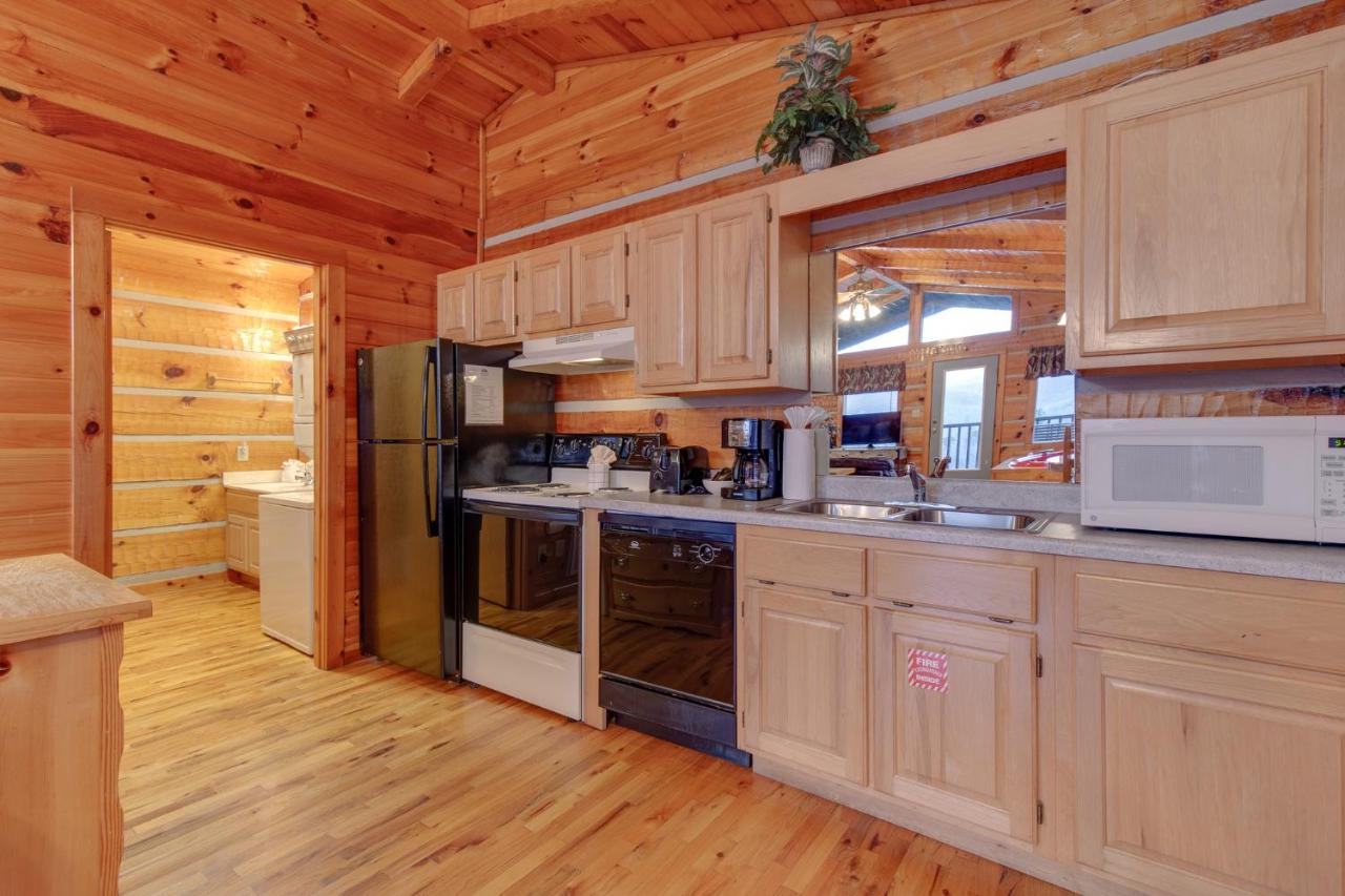 Cuddle Bear, 1 Bedroom, Hot Tub, Grill, Jetted Tub, Fireplace, Sleeps 2 Holiday home Gatlinburg