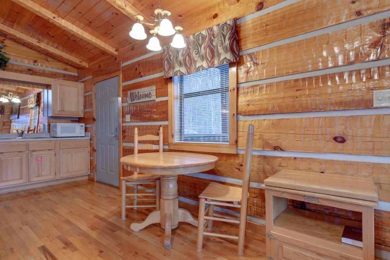 Cuddle Bear, 1 Bedroom, Hot Tub, Grill, Jetted Tub, Fireplace, Sleeps 2 Holiday home *