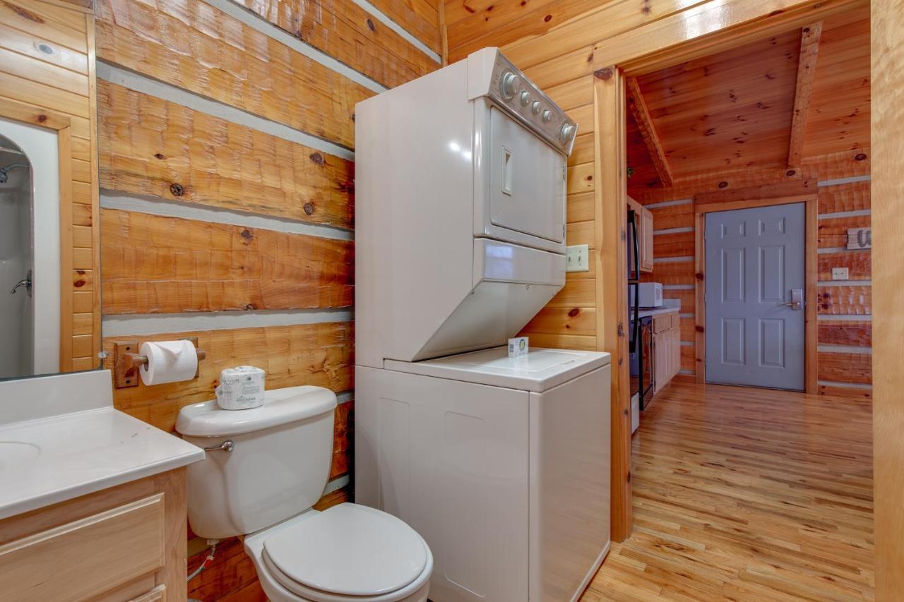 Cuddle Bear, 1 Bedroom, Hot Tub, Grill, Jetted Tub, Fireplace, Sleeps 2 Gatlinburg