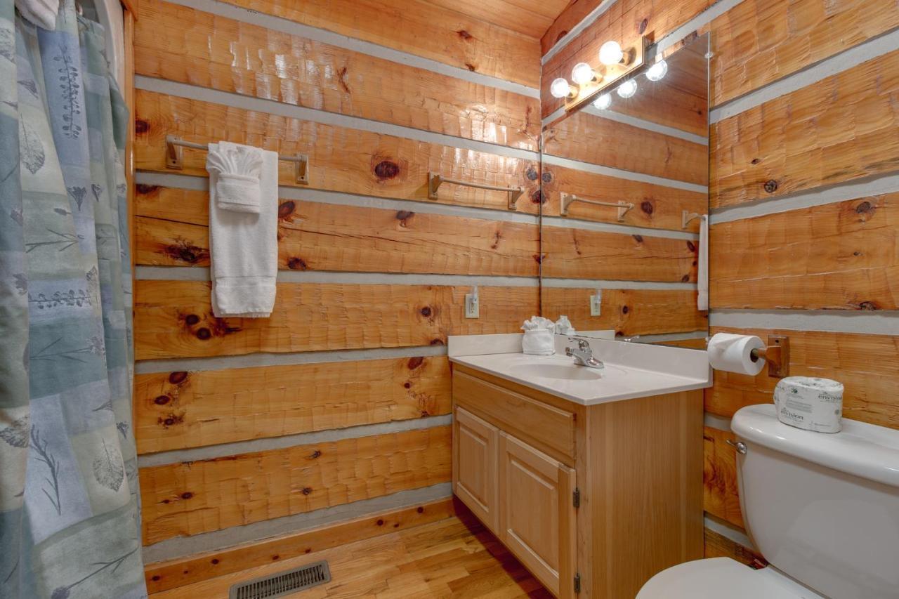 Cuddle Bear, 1 Bedroom, Hot Tub, Grill, Jetted Tub, Fireplace, Sleeps 2 * Gatlinburg