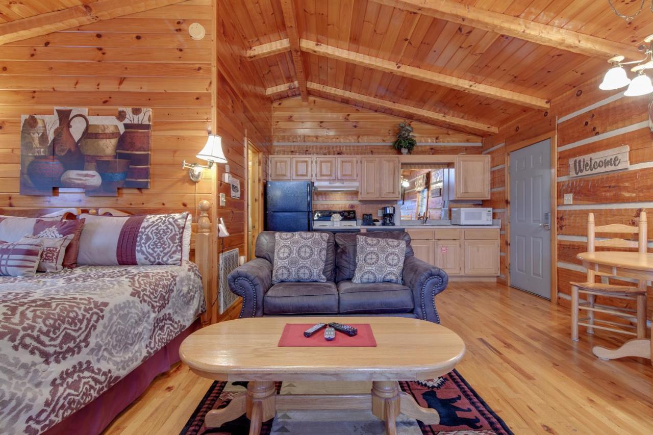 Holiday home Cuddle Bear, 1 Bedroom, Hot Tub, Grill, Jetted Tub, Fireplace, Sleeps 2 *