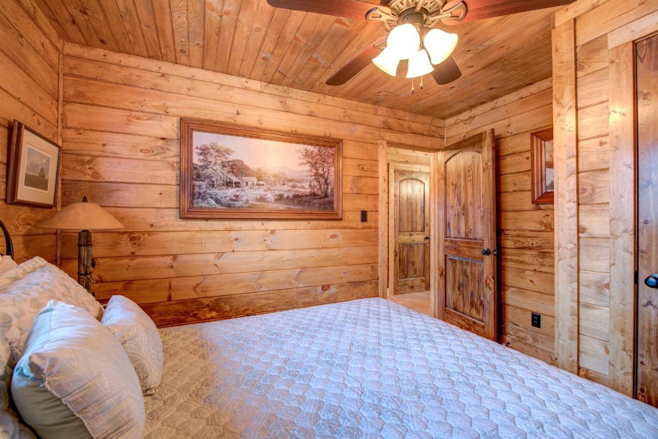 Rocky Top Lodge, 6 Bedrooms, Pool Access, Hot Tub, Mountain View, Sleeps 14 Holiday home
