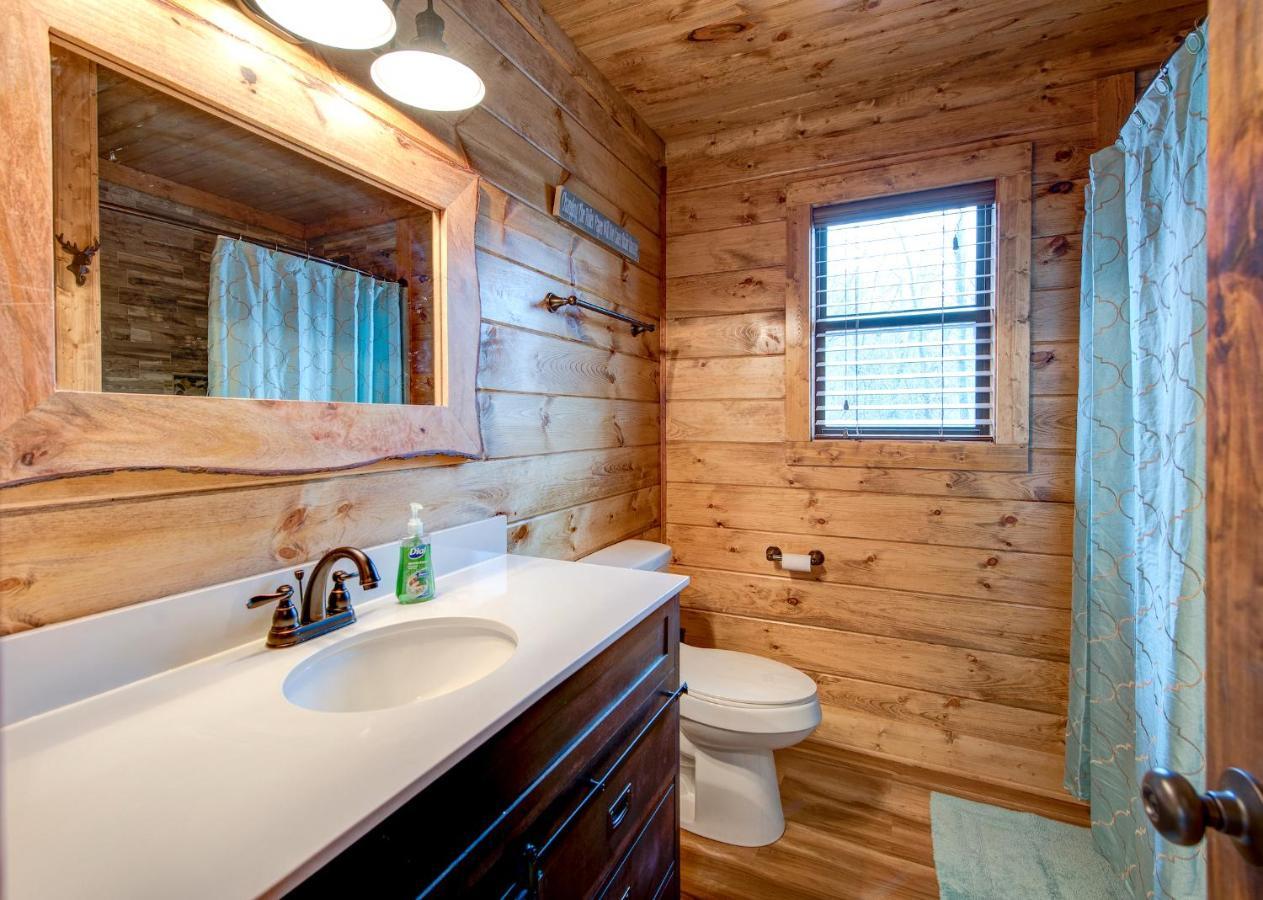 Rocky Top Lodge, 6 Bedrooms, Pool Access, Hot Tub, Mountain View, Sleeps 14 * Gatlinburg