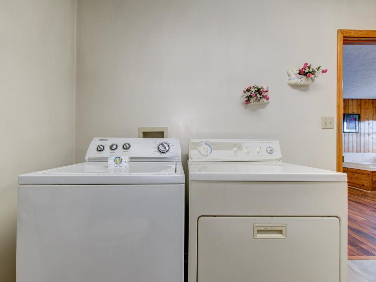 Leconte View 1, 1 Bedroom, Fireplace, Hot Tub, Grill, Pool Table, Sleeps 2 Holiday home