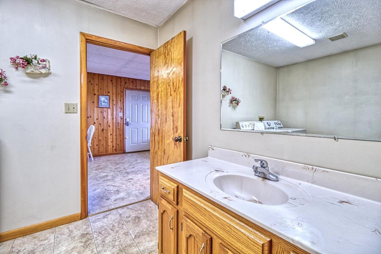 Leconte View 1, 1 Bedroom, Fireplace, Hot Tub, Grill, Pool Table, Sleeps 2 Holiday home *