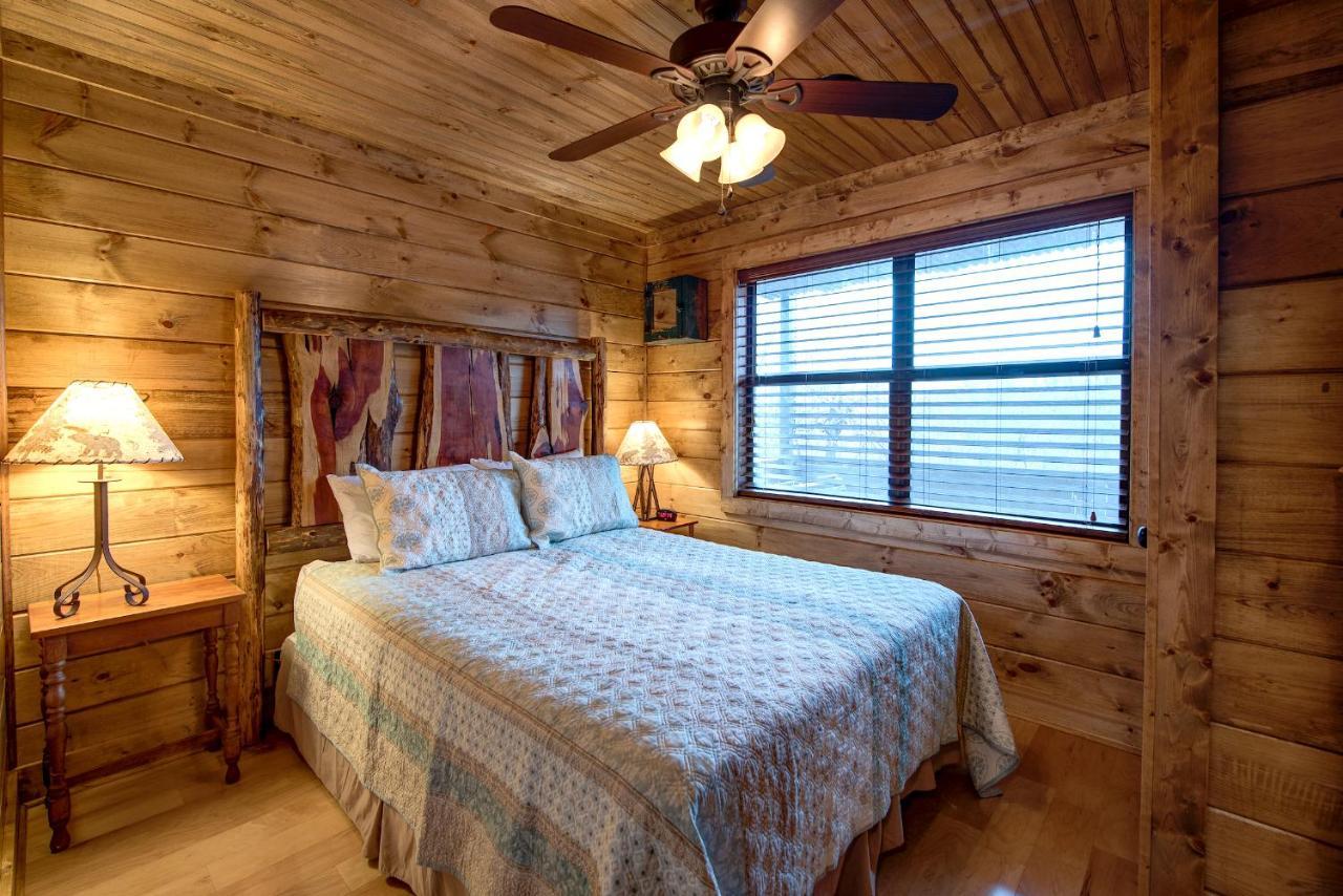 Rocky Top Lodge, 6 Bedrooms, Pool Access, Hot Tub, Mountain View, Sleeps 14 Holiday home Gatlinburg