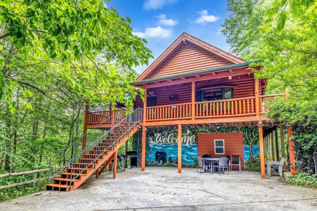 Spacious 7br Modern Rustic Log Retreat, Hot Tub, Arcade Holiday home Gatlinburg