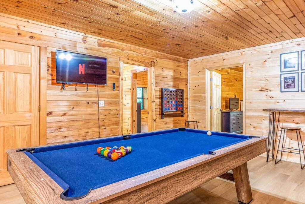 Holiday home Spacious 7br Modern Rustic Log Retreat, Hot Tub, Arcade